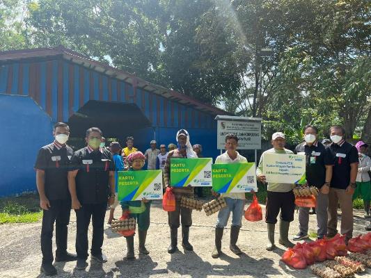 Pemulung TPA Muara Fajar Terima Bantuan Program Perlindungan Kerja BPJS Ketenagakerjaan